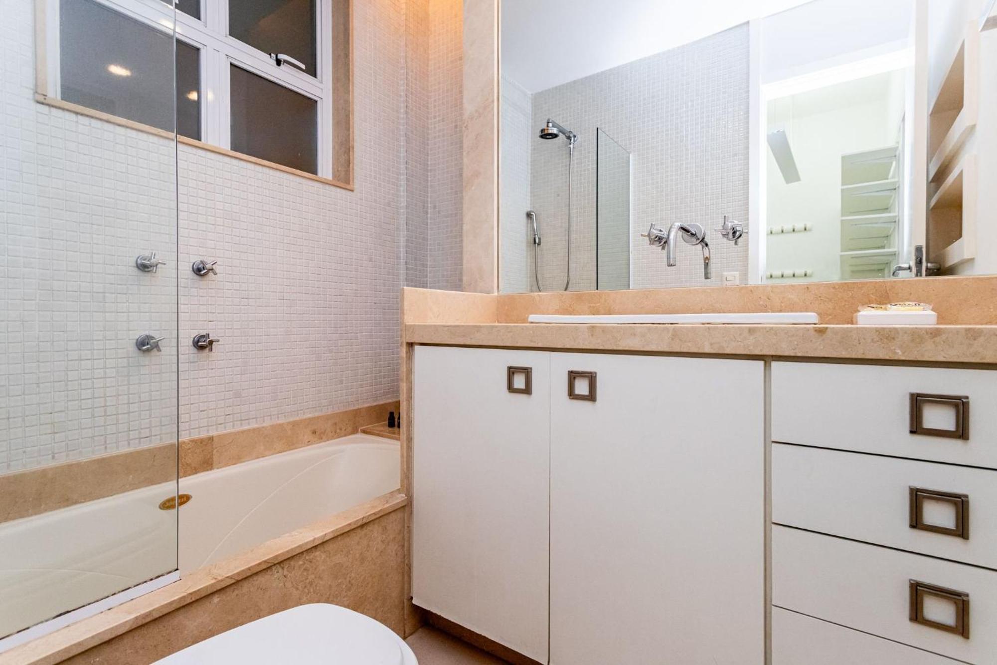 Apartamento No Leblon Com Garagem | Dfr 325/202 *